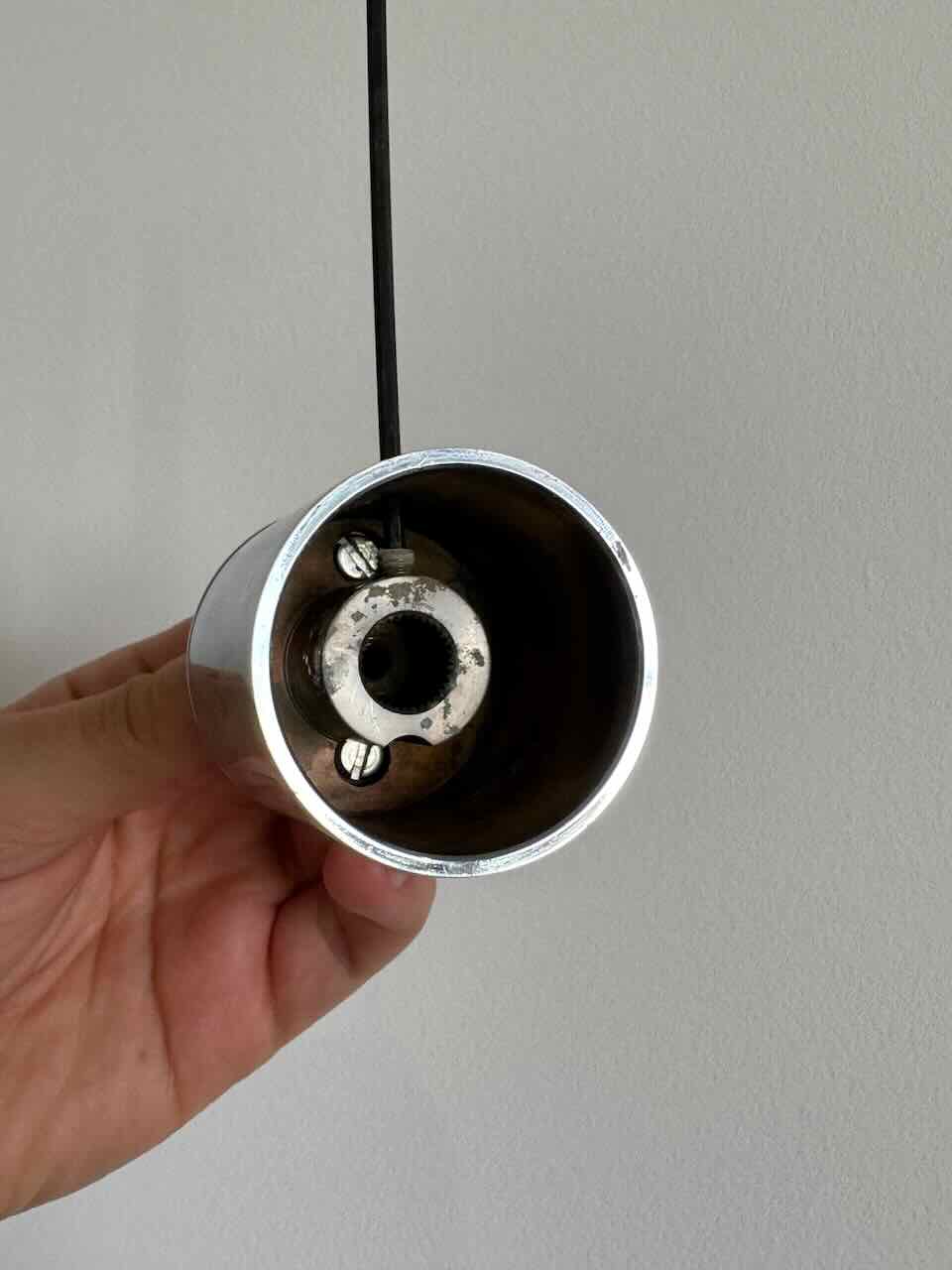 Flow knob screw location